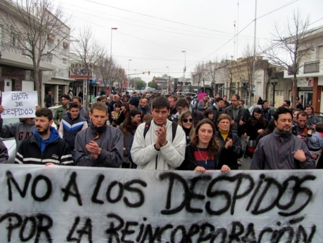 A group of demonstrators protest in the Argentine city of Rosario against the wave of lay-offs of public employees since President Mauricio Macri took office. Credit: Courtesy of Indymedia.org