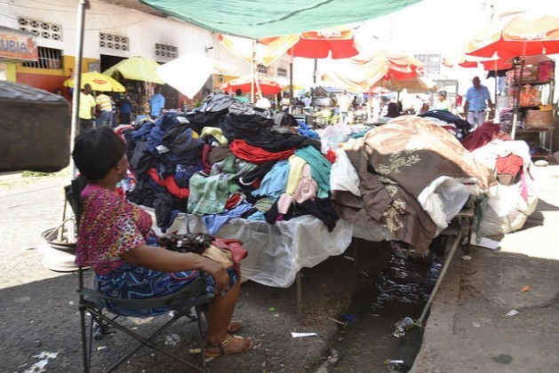 Leaks in city water pipes, like this one in the Pequeño Haití (Little Haiti) market in Santo Domingo, aggravated the water shortages during the lengthy drought in the Dominican Republic. Credit: Dionny Matos/IPS