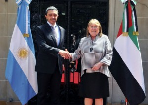 The foreign minister of the United Arab Emirates, Sheikh Abdullah bin Zayed Al Nahyan, and his host, Argentina’s foreign minister Susana Malcorra, outside the San Martín Palace in Buenos Aires at the start of their meeting on Friday, Feb. 5. Credit: Government of Argentina
