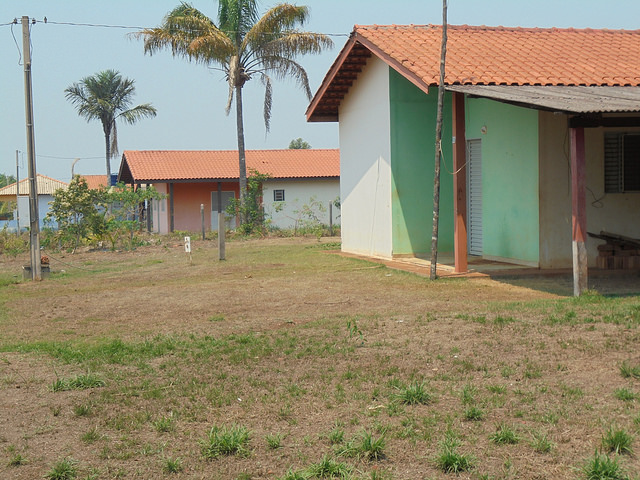 Empty houses in Vila Nova Teotônio, where 47 families remain, according to the company that built the Santo Antônio hydropower plant, which also constructed a community of 72 houses, 17 of which were transferred to the settlers’ associations for the school, health centres and other services. Some of the families that were resettled in this town in the northwestern Brazilian state of Rondônia have already left. Credit: Mario Osava/IPS