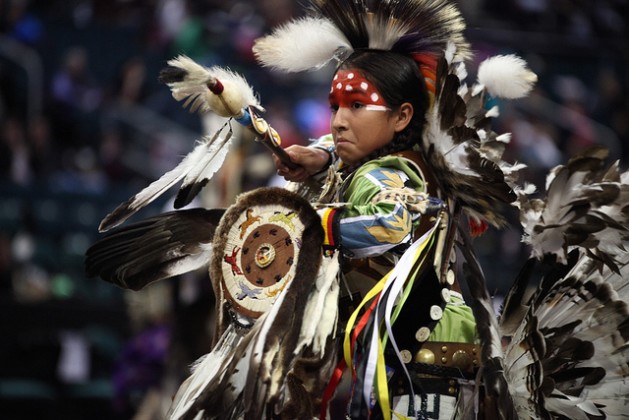 A traditional dancer at the Manito Ahbee Festival, a gathering that celebrates Indigenous culture and heritage to unify, educate and inspire. Credit: Travel Manitoba/cc by 2.0