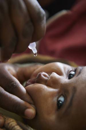 A child receives vaccination against polio in a Mother and Child Health (MCH) Clinic at Mukuru Health Centre, in Nairobi, Kenya.  Credit: ©UNICEFKENYA/2016/NOORANI
