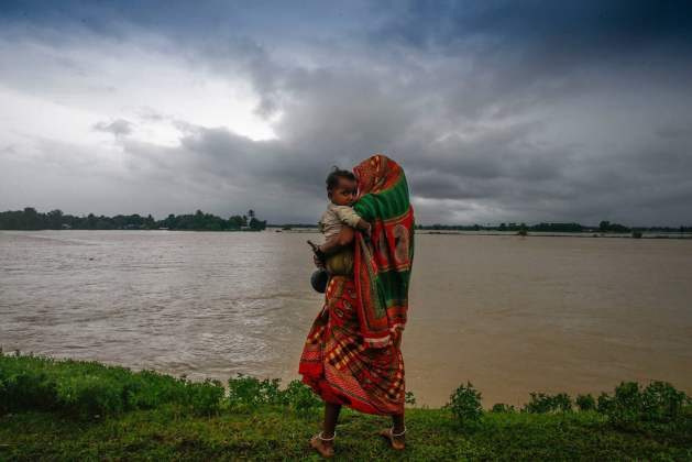 Displaced by the floods, a woman and her child walk along a road in southern Nepal. Photo: UNICEF Nepal/NShrestha