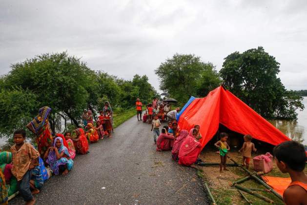 People displaced by the floods take temporary refuge along a road in southern Nepal. Photo: UNICEF Nepal/2017/NShrestha