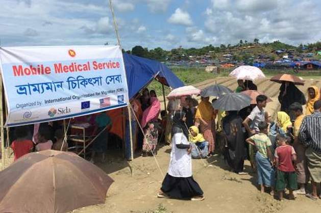 People line up outside an IOM mobile clinic in Unchiprang spontaneous settlement. Photo: UN Migration Agency (IOM) 2017
