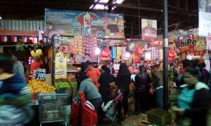 In Vega Central, the biggest fruit and vegetable market in Santiago, the stands of Peruvian migrants, 300,000 of whom live in Chile, offer typical produce and meals from that country. Credit: Orlando Milesi/IPS