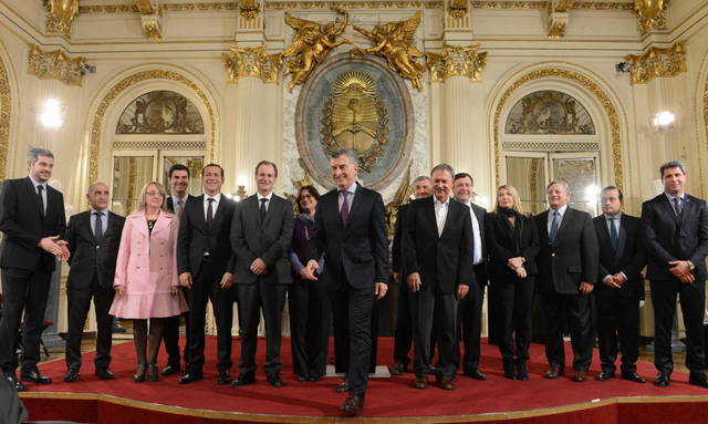 President Mauricio Macri (front) and governors of different Argentine provinces in La Casa Rosada, seat of the government, when they signed the Federal Mining Pact, which sent out a signal for the enormous investments that they intend to attract to the sector. Credit: Presidency of the Nation