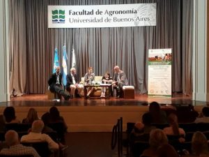 Academics discuss the impacts on health and the environment of the use of glyphosate in Argentine agriculture, during a Dec. 6 conference at the University of Buenos Aires. Concern about this topic is now on the country’s public agenda. Credit: Daniel Gutman / IPS