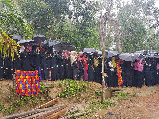 Rohingya women line up for aid. Credit: Sohara Mehroze Shachi/IPS