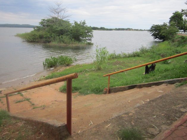 Access stairway to the Tocantins River in the central Brazilian state of Tocantins, which no longer has flowing water since it was dammed to generate electricity, mostly to be used in other parts of the country, and which contributes very little to local development. Credit: Mario Osava / IPS