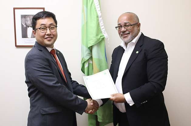 MOU signing – Dr. Chanho Park, GGGI’s Director of Large & Emerging Economies with OECS Commission Director General Dr. Didacus Jules