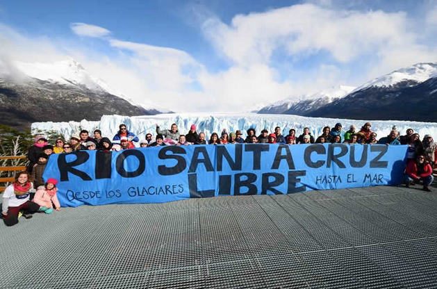 Demonstrators protest the construction of two mega hydroelectric power plants on the Santa Cruz River in Argentine Patagonia, with Chinese investment of five billion dollars. Despite concerns about environmental impacts, the government of Mauricio Macri decided to go ahead with the projects. Credit: Courtesy of FARN