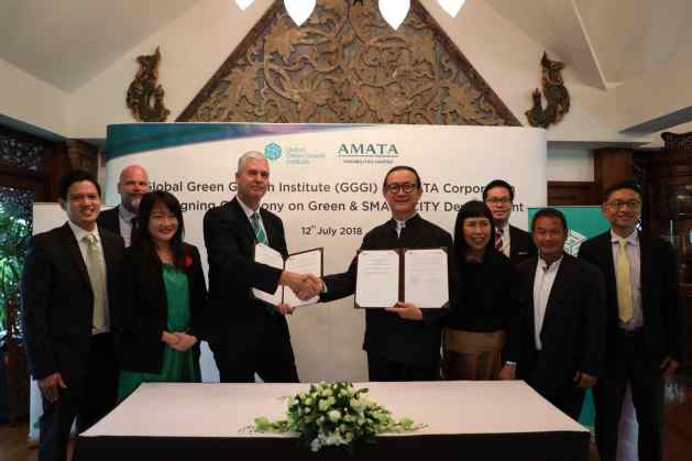MoU signing – Frank Rijsberman, GGGI’s Director-General and Mr. Vikrom Kromadit, CEO of AMATA Corporation PCL