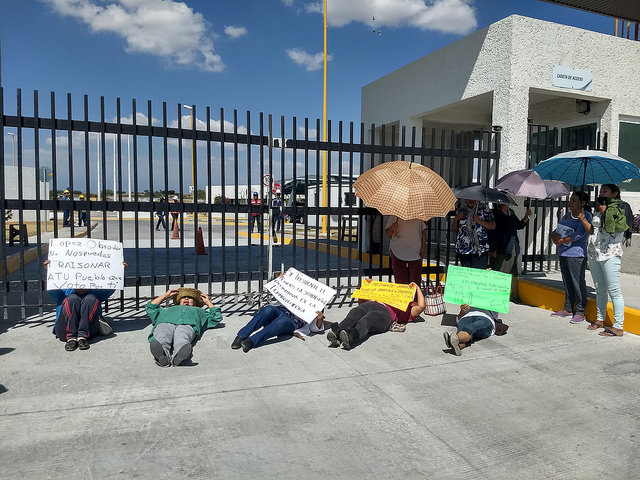 On Jan. 28, a group of demonstrators blocked the entrance to the Central Combined Cycle Power Plant in Huexca, a village in the municipality of Yecapixtla, Morelos state in central Mexico. Their signs call for President Andrés Manuel López Obrador not to betray his people, and to keep the plant from opening. Credit: Emilio Godoy/IPS