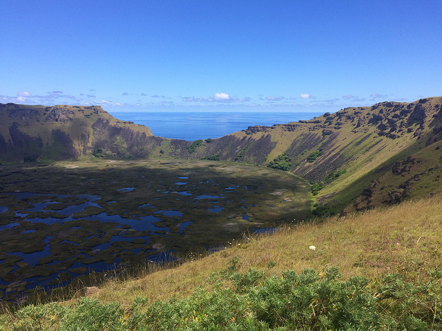 The Rano Kau wetland, in the crater of the volcano of the same name, has not yet dried up like the one in the crater of Ranu Raraku. Ancestral ceremonies were held here, but access is now restricted as the water level has also dropped sharply. Credit: Orlando Milesi/IPS