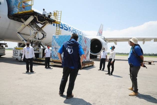 WFP-chartered planes bring in supplies and equipment to help the humanitarian community respond to the COVID-19 pandemic in the world’s largest refugee camp in Cox’s Bazaar, Bangladesh. ©WFP Bangladesh/Gemma Snowdon. Mr Guterres has asked all governments to grant permission for humanitarian flights to land until regular commercial flight services are restored. With each flight, WFP and our partners will take all necessary precautions to avoid transmitting the virus. But without access, it will be a struggle to ensure that people everywhere have the medical supplies and equipment they need to face this pandemic.