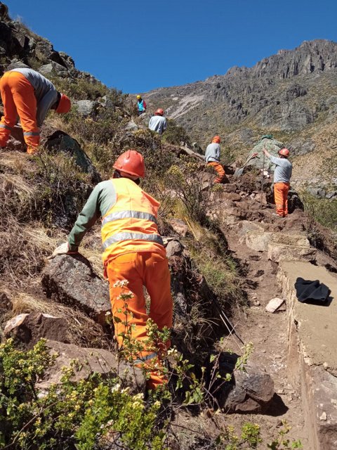 Women from San Pedro de Casta participate in the restoration of water infiltration channels, removing clay used in the process to recover water sources in the Andean highlands, some 90 kilometres from Lima, Peru. CREDIT: Courtesy of Alberto Pérez