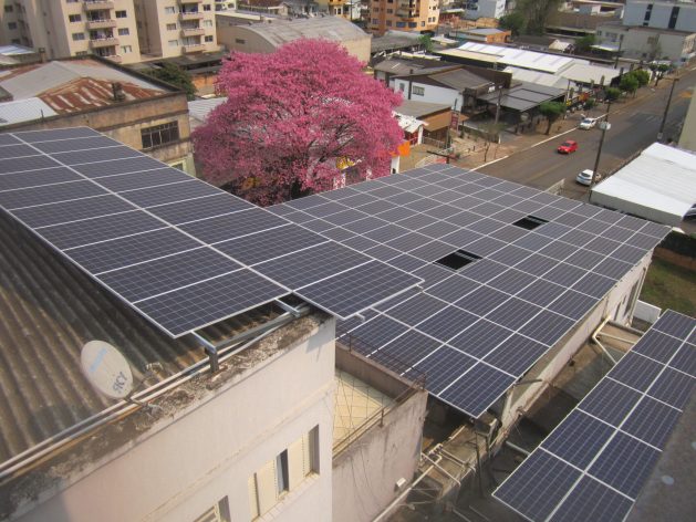 Solar panels cover the rooftop of a hotel in the southern state of Santa Catarina - an example of the distributed generation of electricity that has been expanding widely in Brazil in the last decade, thanks to a resolution by the regulatory agency that encourages consumers to generate their own electricity, as part of the changes in the country's energy mix. CREDIT: Mario Osava/IPS