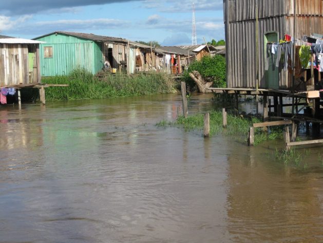 Many people living on the banks of rivers in the Amazon rainforest live in stilt houses over the water. Water into which garbage and other waste is dumped – the same water that is used for human consumption, with important consequences on their health, whose magnitude was underlined by the Covid pandemic. CREDIT: Mario Osava/IPS