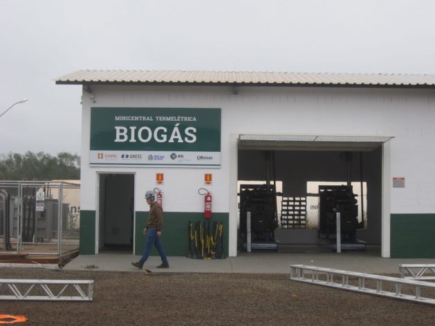 The biofuel from this mini biogas power plant in the municipality of Entre Rios do Oeste, in the southern Brazilian state of Paraná, is supplied by local pig farmers, who earn extra income while the municipality saves on energy costs for its facilities and public lighting. CREDIT: Mario Osava/IPS