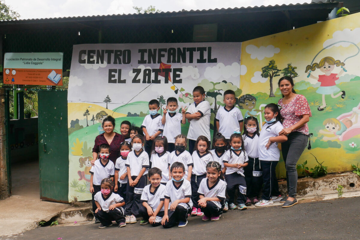 Teachers Marta Mendoza (l) and Sandra Peña pose with their students at the El Zaite Children's Center, located in a community that is struggling to get ahead in a context of poverty and violence, like many villages and towns in El Salvador. CREDIT: Edgardo Ayala/IPS