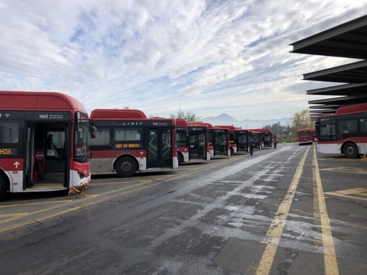 At the Los Espinos Electroterminal, in the municipality of Peñalolén in the Andes foothills bordering Santiago, the electric buses of the private company Metbus begin and end their routes through the Chilean capital. "We noticed that the passengers are more relaxed," company inspector José Bazán, who traveled twice to Shenzhen, China to buy the electric buses, told IPS. CREDIT: Orlando Milesi/IPS
