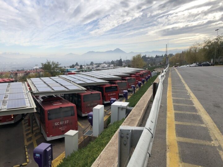The private company Metbus is a pioneer in electromobility in Chile. It brought the first two electric buses from China in 2017. It now operates 1,430 electric buses, the largest fleet in South America, with vehicles equipped with air-conditioning, WIFI, USB and camera systems. At the Electroterminal it installed solar panels to generate the energy it consumes in its offices. CREDIT: Orlando Milesi/IPS