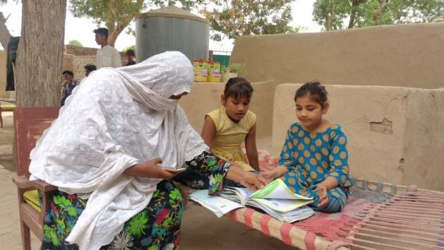 Naseem Bano at home educating her children using her mobile phone. Credit: Irfan Ulhaq/IPS - A global initiative inspired by FAO’s Director-General, Mr QU Dongyu, the Digital Villages Initiative (DVI) is being piloted throughout the Asia-Pacific region. The villages here are among many being showcased and sharing their advancements with other villages and rural areas in Asia and the Pacific, as well as other regions of the world