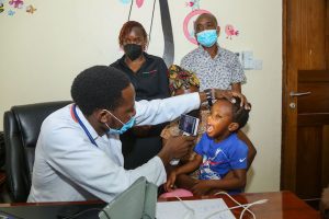 A child has her teeth examined remotely. The Daktari Smart [...] <a class=