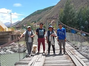 On the suspension bridge that crosses the Vilcanota River, in the [...] <a class=