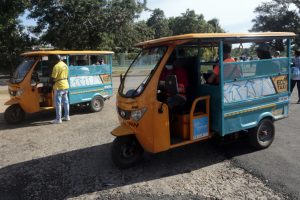 Residents of the Fontanar neighborhood in the Cuban capital are pleased with the incorporation of electric three-wheel vehicles to shorten distances between sectors within Boyeros, one of the municipalities that make up Havana. CREDIT: Jorge Luis Baños/IPS