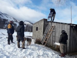 Installation of a solar panel on the roof of an isolated rural house [...] <a class=
