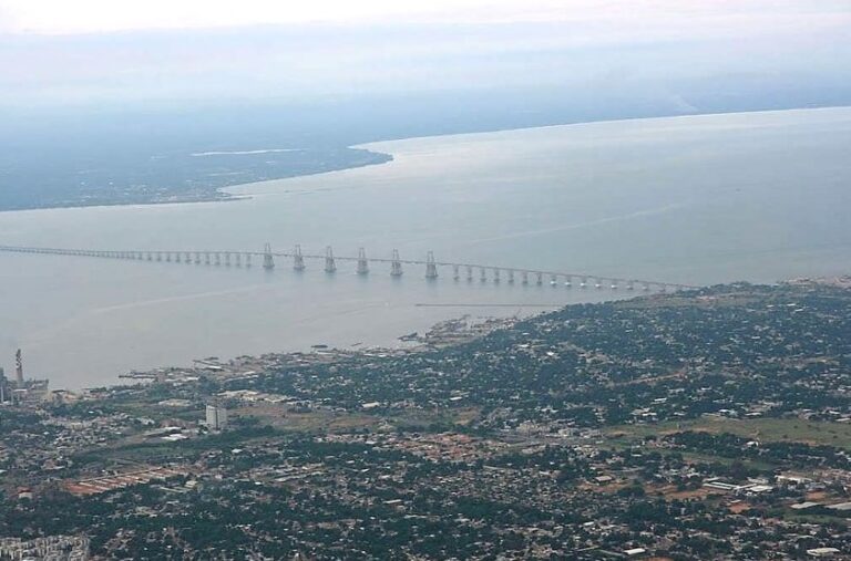 View of the city of Maracaibo and the 8.7 km bridge that crosses the lake that bears its name. It is the capital of the western oil-producing state of Zulia, the most populated in the country, where 33 radio stations were closed this year. CREDIT: Megaconstrucciones