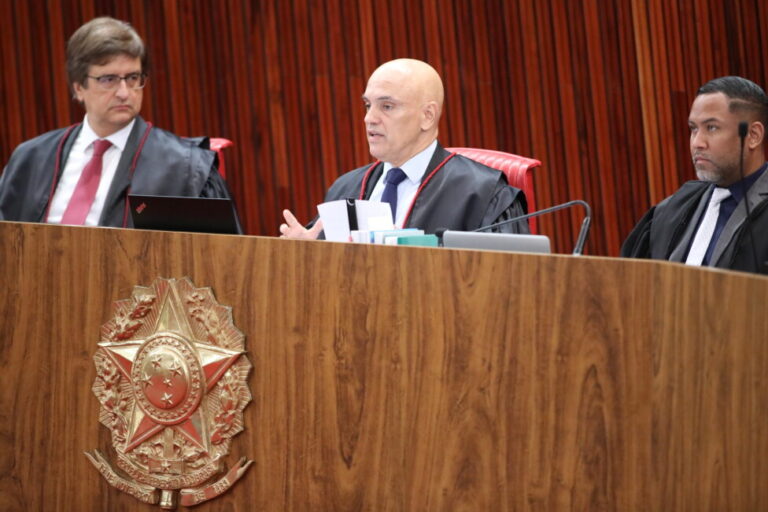 Judge Alexandre de Moraes (C), of Brazil’s Supreme Court, is the shining star of the country’s judiciary. He issued a vote that could be decisive for the future of indigenous peoples’ lands. He also presides over the Electoral Court and is conducting investigations that could sentence former President Jair Bolsonaro to ineligibility for political office or to jail for spreading disinformation and acting against democracy. CREDIT: Alejandro Zambrana/Secom-TSE-FotosPúblicas