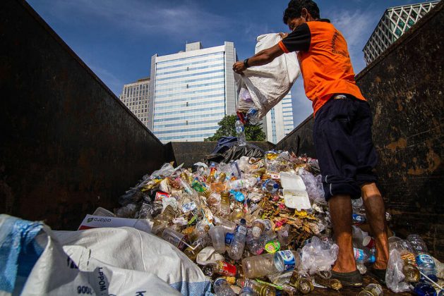 In a Mexican city with buildings that reflect its level of modernization, a truck collects waste, mainly plastic, ignoring higher standards of care for health and the environment. Plastic garbage is just the tip of a serious social and environmental problem in Latin America and the Caribbean. CREDIT: Greenpeace - Countries in Latin America and the Caribbean have made progress towards partial regulations to reduce plastic pollution, but the problem is serious and environmental activists are calling for regulations in the entire chain of production, consumption and disposal of plastic waste