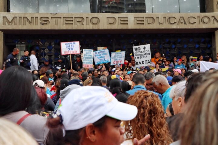 Public school teachers, whose basic salary barely exceeds 20 dollars per month, have held massive protests in Caracas and other cities in the country demanding a living wage and compliance with the provisions of their collective bargaining agreement. CREDIT: M. Chourio / Efecto Cocuyo