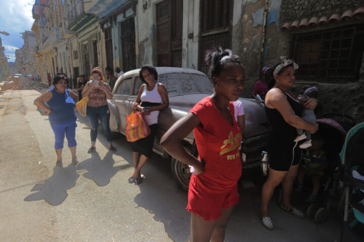 Women line up to buy food in Havana. The economic situation, aging population and emigration of young people and professionals are placing additional hurdles in the way of caregivers to obtain food, medicines and other supplies. Image: Jorge Luis Baños / IPS
