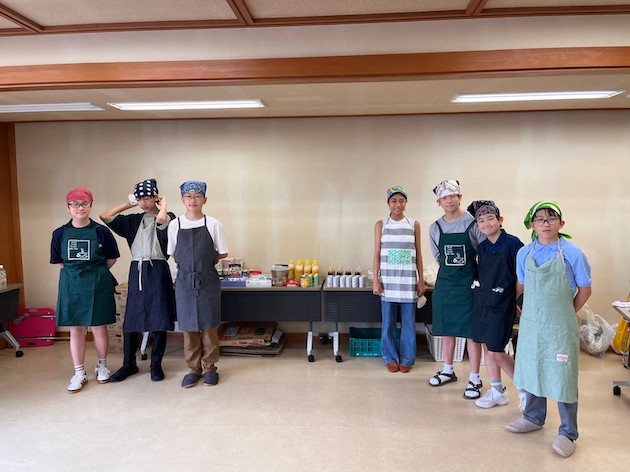 The students from Dalton Tokyo Junior prepare to assist with cooking and serving Watashi kitchen at Karuizawa.