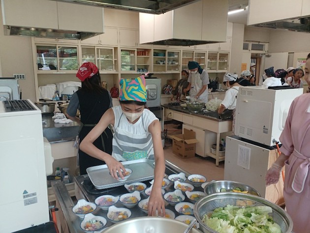 A student Dalton Tokyo Junior assisted with cooking at Watashi kitchen at Karuizawa. 
