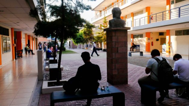 Students in a courtyard on the campus of the Francisco Gavidia University, a private institution in San Salvador, the capital of El Salvador. Central American education experts point out that higher education in the isthmus, both public and private, is precarious and expensive, unaffordable to the working-class and the poor. CREDIT: Edgardo Ayala / IPS