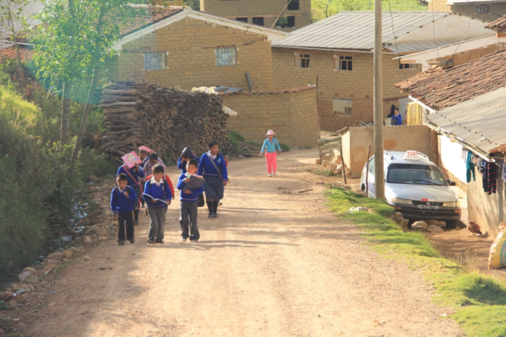 Schoolchildren walk through a suburban area in Mexico. The need to secure services such as education, health and communications, along with better incomes, continues to drive the displacement of rural dwellers. CREDIT: IDB