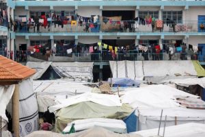 Displaced families living in an UNRWA school-turned shelter in Deir [...] <a class=