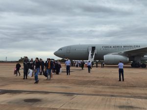 An Air Force plane brings home Brazilians who managed to escape the [...] <a class=