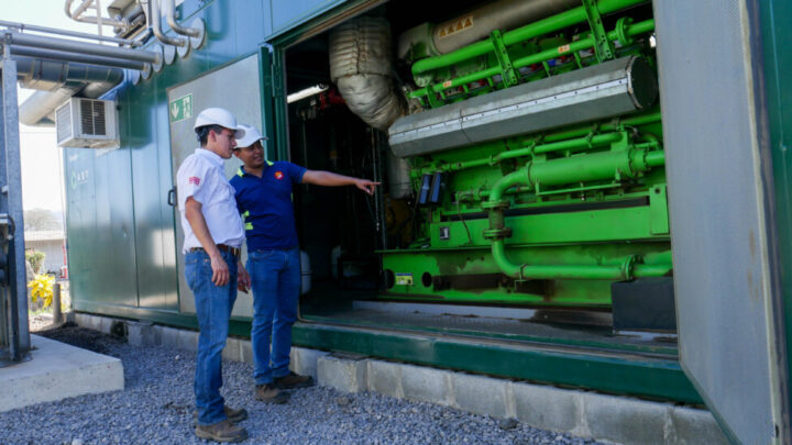 Jimmy Gómez (left), environmental compliance manager, and Rubén Membreño, production manager of Grupo Campestre, inspect the 850 kilowatt generator that produces electricity from biogas generated by the company's activities. CREDIT: Edgardo Ayala / IPS