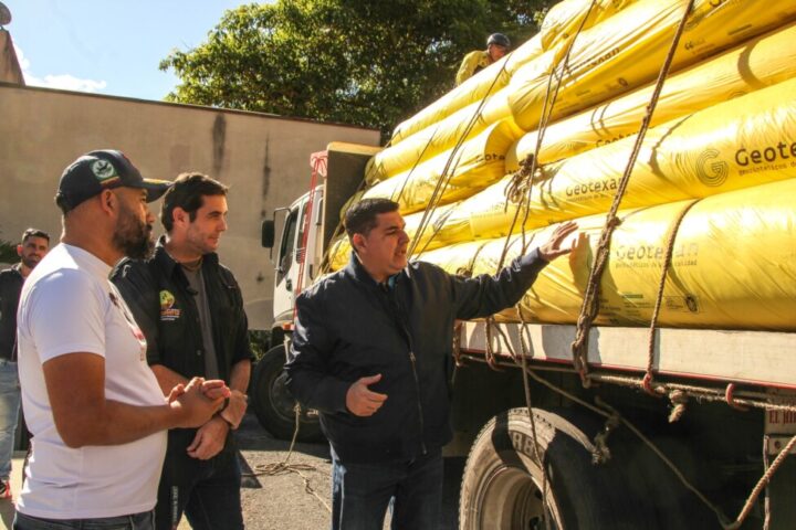  The governor of the state of Mérida, Jehyson Guzmán (R) receives the rolls of polystyrene, purchased in Italy, with which the La Corona glacier will be partially covered. Environmental academics are alert to the risk of eventual deterioration becoming a source of plastic pollution. CREDIT: Harrison Ruiz / Minec