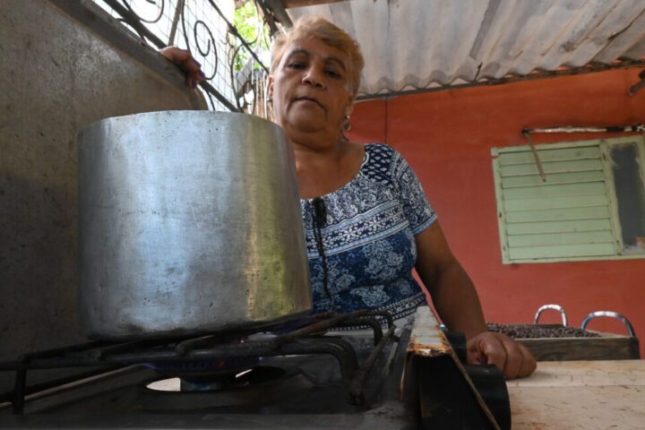Preschool teacher Iris Mejías uses biogas to cook food, which gives her autonomy, saves money and improves the quality of life in her home in the south of the Cuban capital. CREDIT: Jorge Luis Baños / IPS
