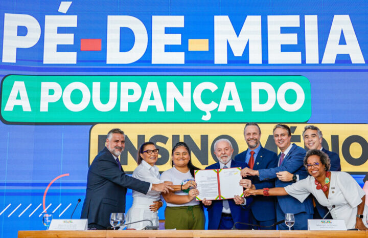 President Luiz Inácio Lula da Silva announced on Jan. 26, 2024 in Brasilia the "Pe de meia" (savings) program, which will pay poor students in public secondary education 40 dollars a month, as an incentive to stay in the classroom. CREDIT: Ricardo Stuckert / PR