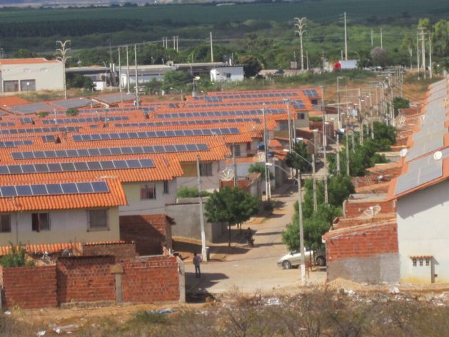 A village with 9,144 solar panels about eight kilometers from Juazeiro, a city and municipality in Brazil's semi-arid Northeast region, hosts a failed electricity and income generation project, which for three years enabled investments in the urbanization and community development of the 1,000 resident families. Credit: Mario Osava / IPS - Brazilian regulation only allows “prosumers” (consumer producers) to deduct from their electricity bill the amount of energy generated and supplied to the distribution network, which is the basis for the development of community or distributed electricity