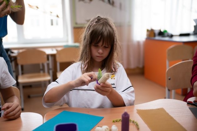 A student participates in an art therapy session at an ECW-supported school in Kyiv, Ukraine. In partnership with UNICEF Ukraine and Caritas Ukraine, the school offers vital mental health and psychosocial support, alongside essential learning materials, helping children recover from trauma and promoting social cohesion between host communities and displaced children and families. Credit: ECW