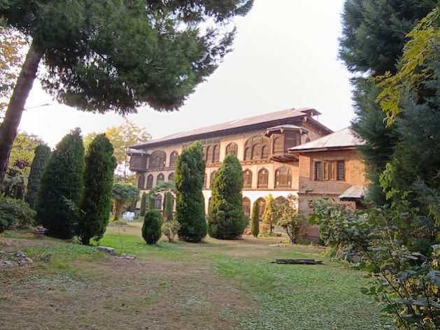 Homes with large, south-facing windows harness the winter sunlight, naturally warming interior spaces throughout the day. Credit: Umar Manzoor Shah/IPS